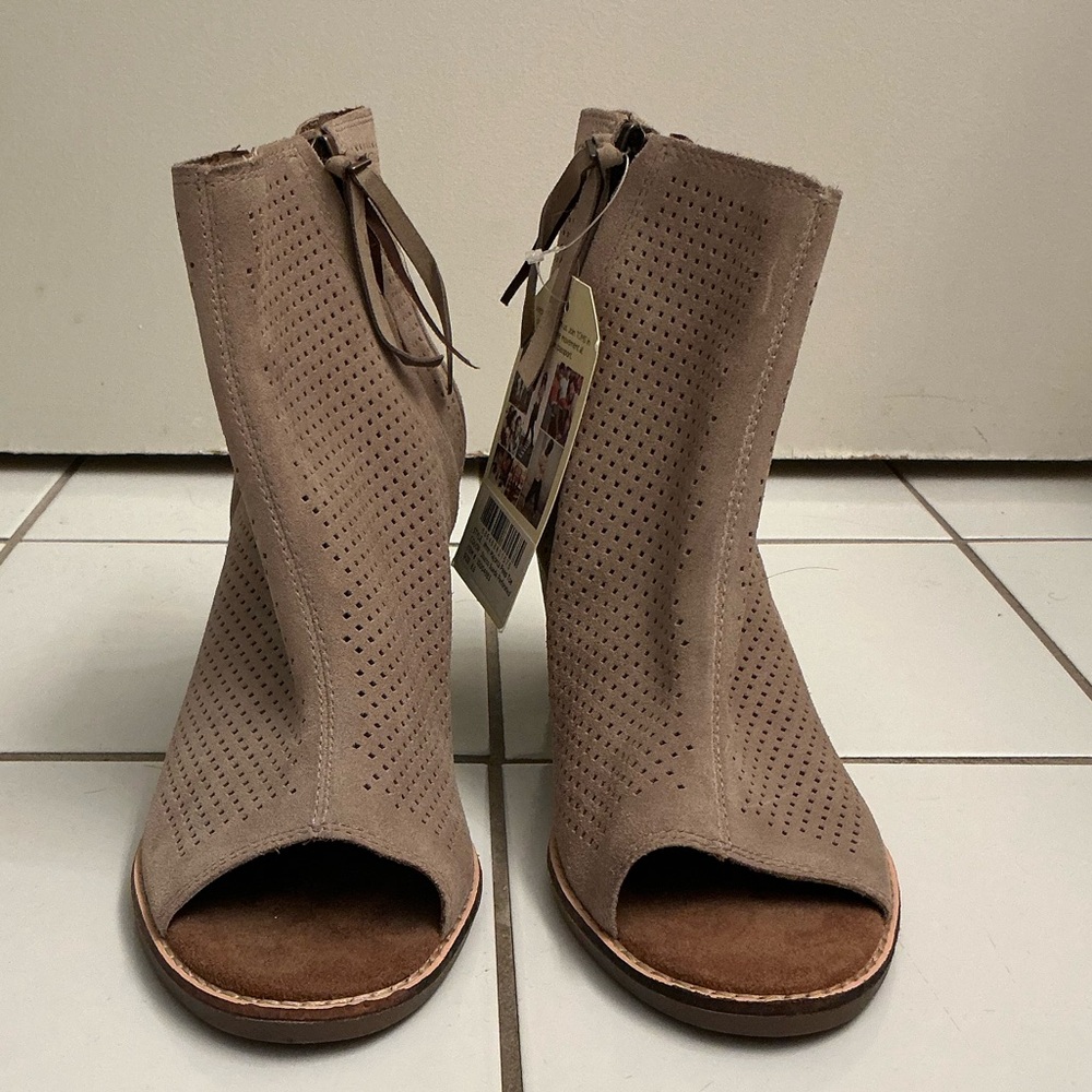 NWT: Toms size 8.5 heeled suede perforated peep toe booties in beige